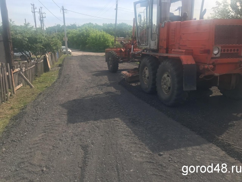 Кучи снятого асфальта на улице Привокзальной разровняли Кучи снятого асфальта на улице Привокзальной разровняли