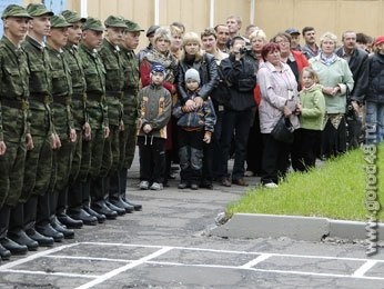 Желающие надеть солдатские сапоги стоят в очереди Желающие надеть солдатские сапоги стоят в очереди