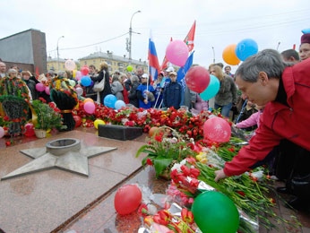 9 мая в митингах, шествиях и гуляниях участвовало 150 тысяч горожан 9 мая в митингах, шествиях и гуляниях участвовало 150 тысяч горожан