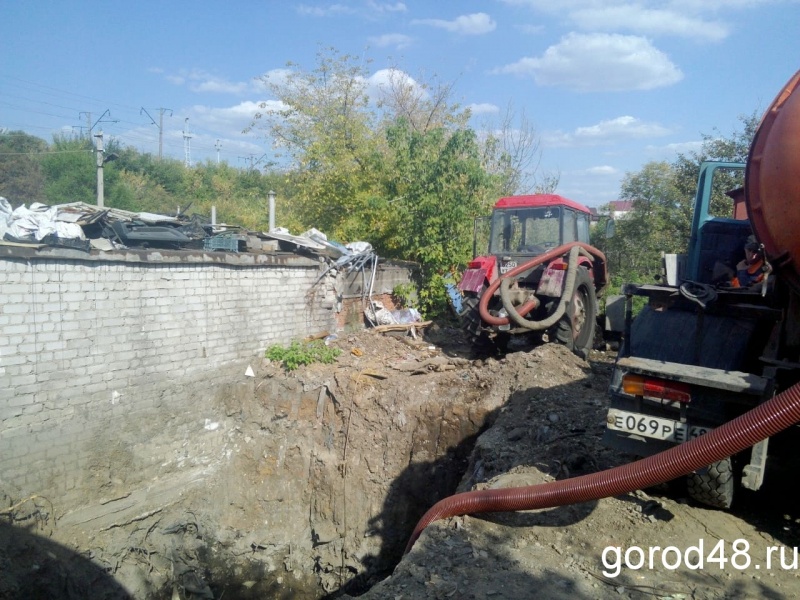 На улице Пионерской энергетики ищут место утечки воды На улице Пионерской энергетики ищут место утечки воды