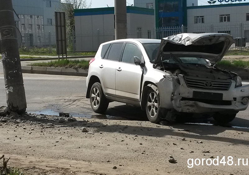 Город 48 дтп липецк сегодня. Липецк 48. Авария в Липецке вчера вечером машина в столб. Белый Ховер въехал в столб.