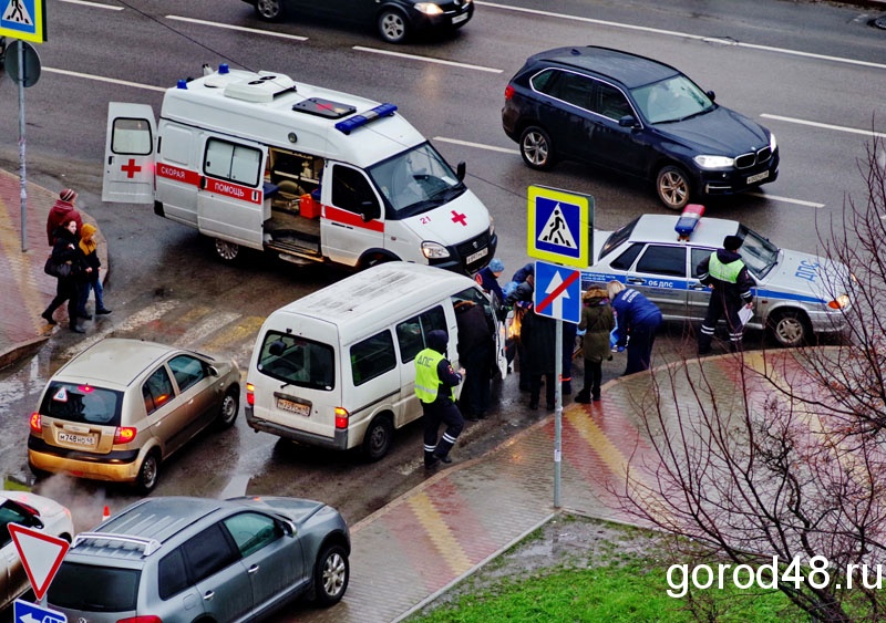 62-летний мужчина попал под микроавтобус в центре Липецка 62-летний мужчина попал под микроавтобус в центре Липецка