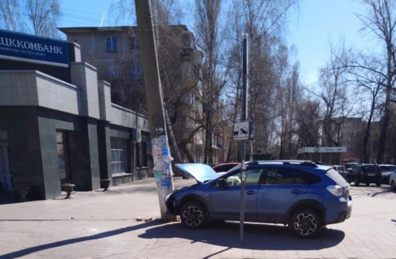 «Субару» врезался в столб из-за нарушения очередности проезда «Субару» врезался в столб из-за нарушения очередности проезда