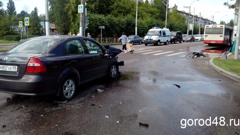 На перекрестке улиц Терешковой и Космонавтов иномарка врезалась в колесо автобуса На перекрестке улиц Терешковой и Космонавтов иномарка врезалась в колесо автобуса