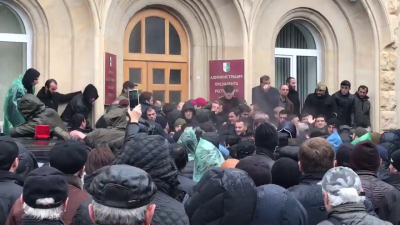 Протестующие захватили здание администрации президента Абхазии Протестующие захватили здание администрации президента Абхазии