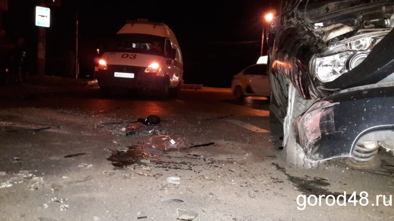 Автомобиль «Нива-Шевроле» врезался в остановку на улице Водопьянова и перевернулся Автомобиль «Нива-Шевроле» врезался в остановку на улице Водопьянова и перевернулся