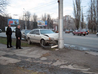 В Липецке иномарка врезалась в столб В Липецке иномарка врезалась в столб