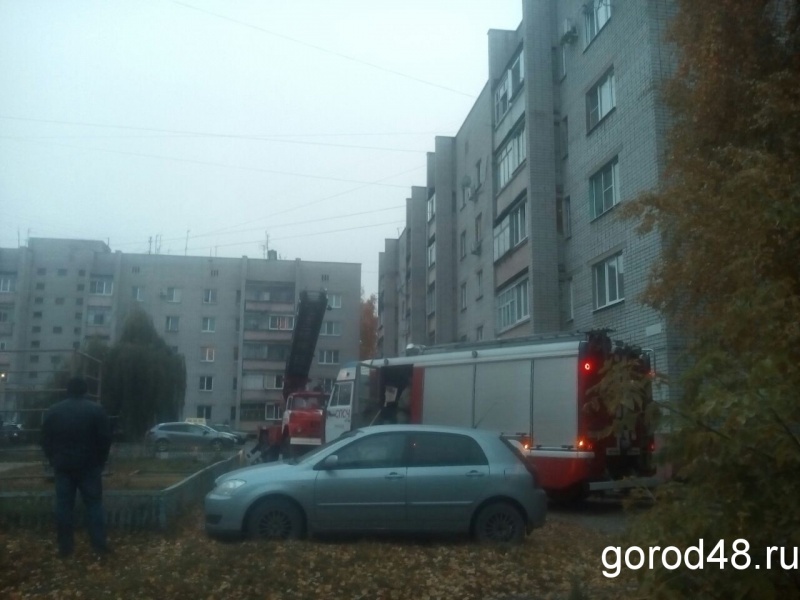 В Липецке из окна многоквартирного дома валил густой дым В Липецке из окна многоквартирного дома валил густой дым