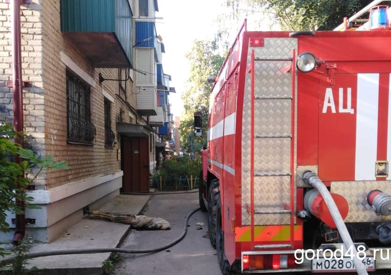 В Ельце пожарные вынесли из квартиры потерявшего сознание мужчину В Ельце пожарные вынесли из квартиры потерявшего сознание мужчину