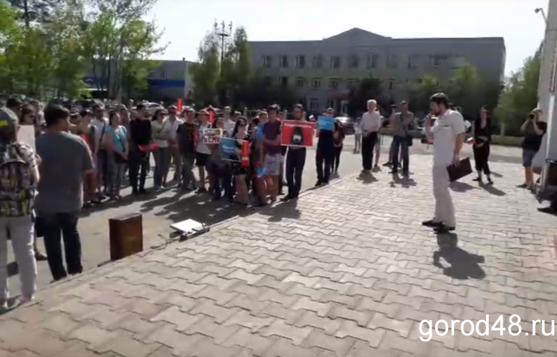На митинг акции «Он нам не царь» собрались около 150 человек На митинг акции «Он нам не царь» собрались около 150 человек