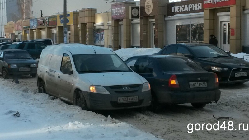 На улице Петра Смородина затор из-за сугробов и аварии На улице Петра Смородина затор из-за сугробов и аварии