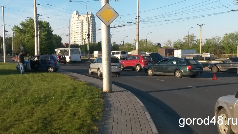 В Липецке столкнулись три автомобиля В Липецке столкнулись три автомобиля