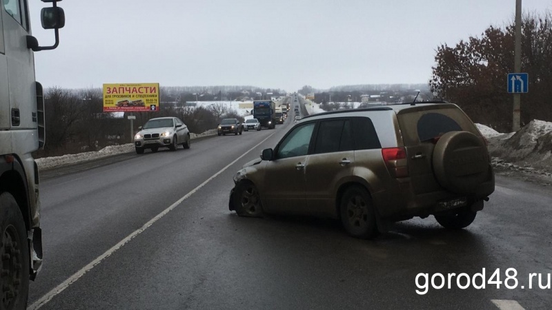 В столкновении под Липецком у иномарки взорвалось колесо В столкновении под Липецком у иномарки взорвалось колесо