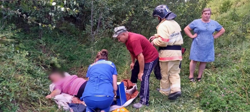 Спасатели помогли 75-летнему рыбаку и упавшей в овраг 67-летней женщине