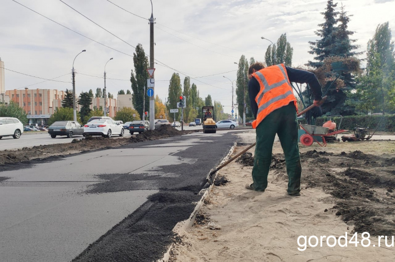 В сквере Пограничников асфальтируют тротуары В сквере Пограничников асфальтируют тротуары