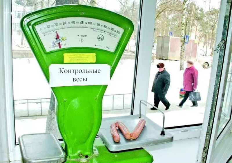 В магазине на Осеннем проезде торговали просрочкой и прятали от покупателей контрольные весы В магазине на Осеннем проезде торговали просрочкой и прятали от покупателей контрольные весы