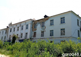 Военный городок: ямы на дорогах, долгострои Минобороны, обилие сухостоя и один заезд для машин