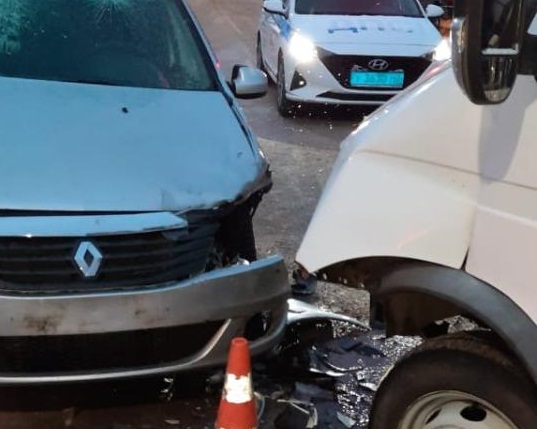 Два человека пострадали в столкновении «ГАЗели» и «Рено»