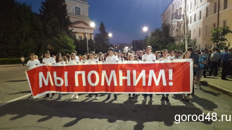По Липецку несут свечи памяти По Липецку несут свечи памяти