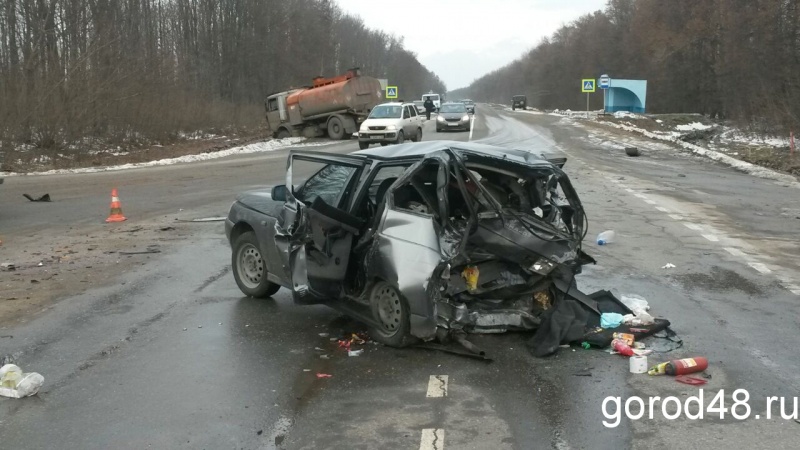 В серьезной аварии на усманской трассе пострадали женщина водитель и 8-летняя девочка В серьезной аварии на усманской трассе пострадали женщина водитель и 8-летняя девочка