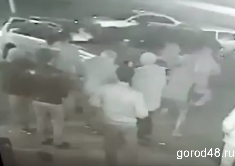 Липчанин на машине въехал в толпу людей (ВИДЕО) Липчанин на машине въехал в толпу людей (ВИДЕО)