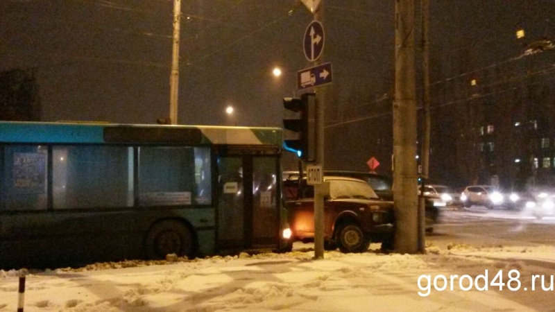 На перекрестке улиц Космонавтов и Циолковского автомобиль врезался в столб На перекрестке улиц Космонавтов и Циолковского автомобиль врезался в столб