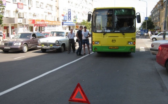 Пассажирский автобус столкнулся с "Волгой" Пассажирский автобус столкнулся с "Волгой"