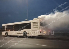 Автобус с валящим из трубы дымом пронесся по Петровскому мосту