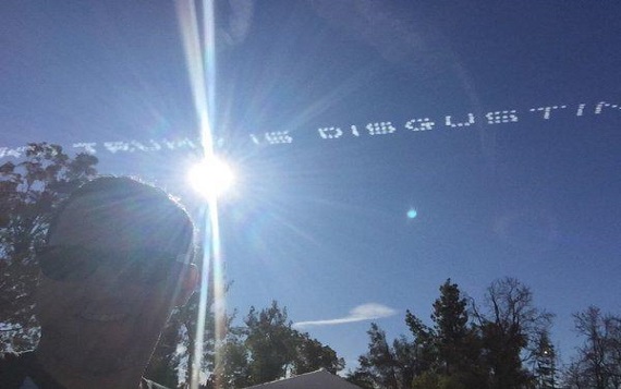 В небе над Калифорнией появились надписи с оскорблениями Дональда Трампа В небе над Калифорнией появились надписи с оскорблениями Дональда Трампа