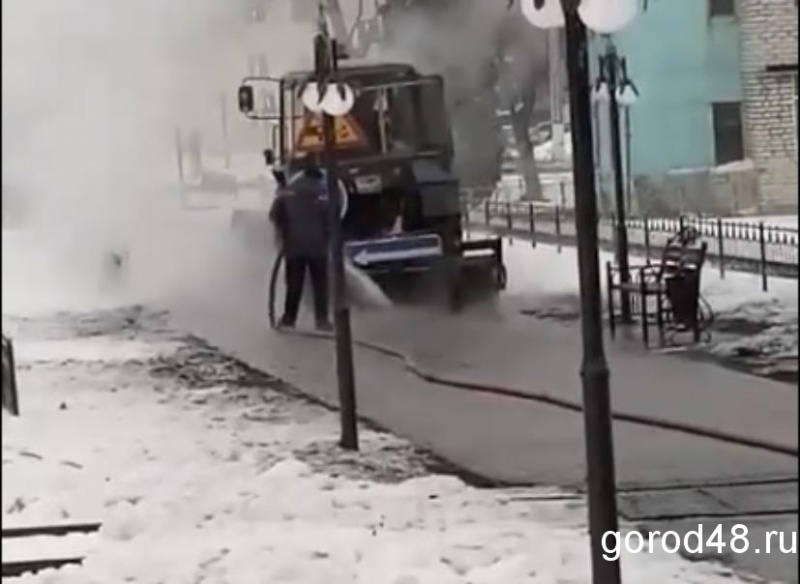 К приезду Олега Королёва в липецком селе отпаривают тротуар К приезду Олега Королёва в липецком селе отпаривают тротуар