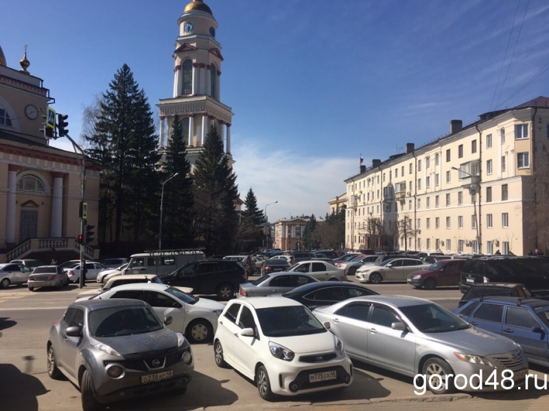 Цыгане устроили пробку на Соборной площади Цыгане устроили пробку на Соборной площади