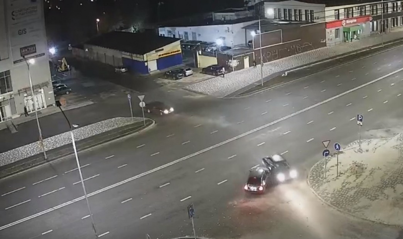 Пересек двойную сплошную и врезался в другой автомобиль Пересек двойную сплошную и врезался в другой автомобиль