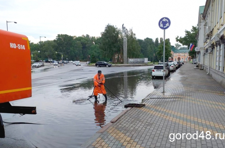 В Липецке устраняют последствия ливня В Липецке устраняют последствия ливня