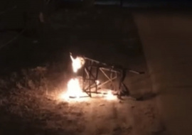 В подъезде дома на улице Жуковского сожгли детскую коляску