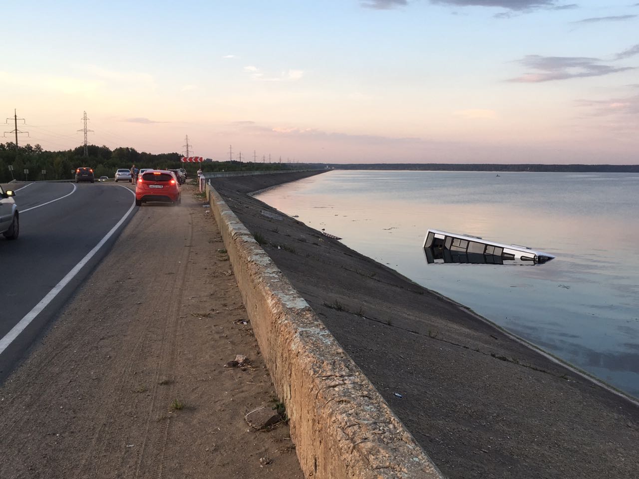 Под Липецком пассажирский автобус утонул в Матырском водохранилище