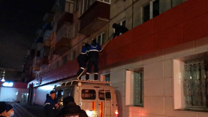 Рано утром спасатели сняли мужчину с козырька магазина в Липецке Рано утром спасатели сняли мужчину с козырька магазина в Липецке