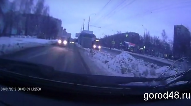 Двое детей выскочили под автомобиль Двое детей выскочили под автомобиль