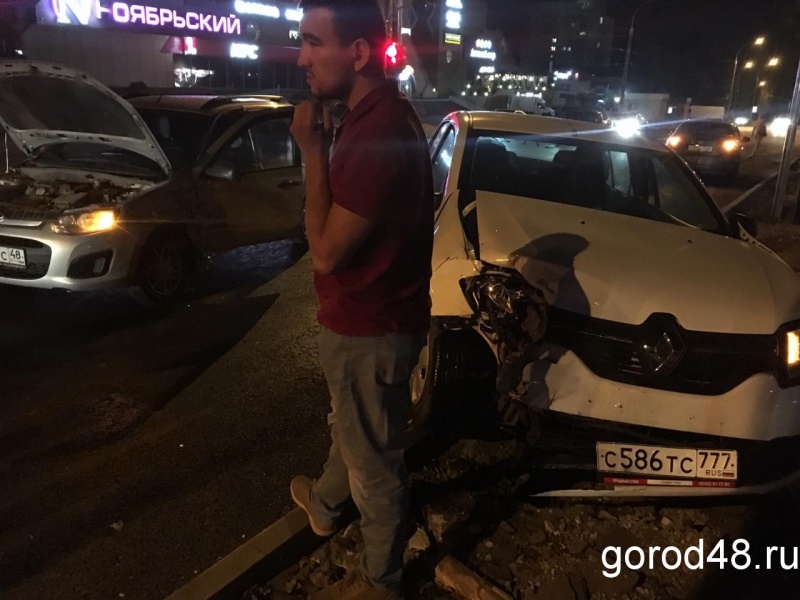 Автомобиль такси выбросило с дороги на улице Космонавтов после столкновения с «Калиной» Автомобиль такси выбросило с дороги на улице Космонавтов после столкновения с «Калиной»