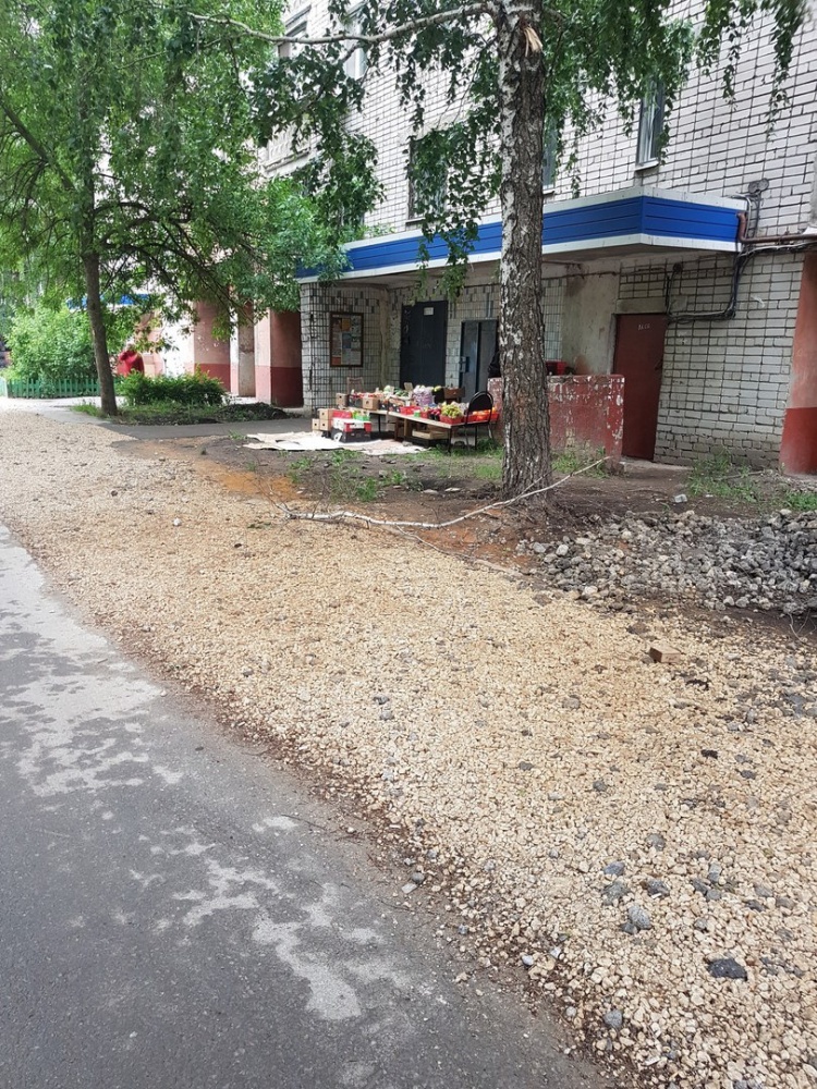 Липчане жалуются на торговлю фруктами и овощами из мусоропровода Липчане жалуются на торговлю фруктами и овощами из мусоропровода