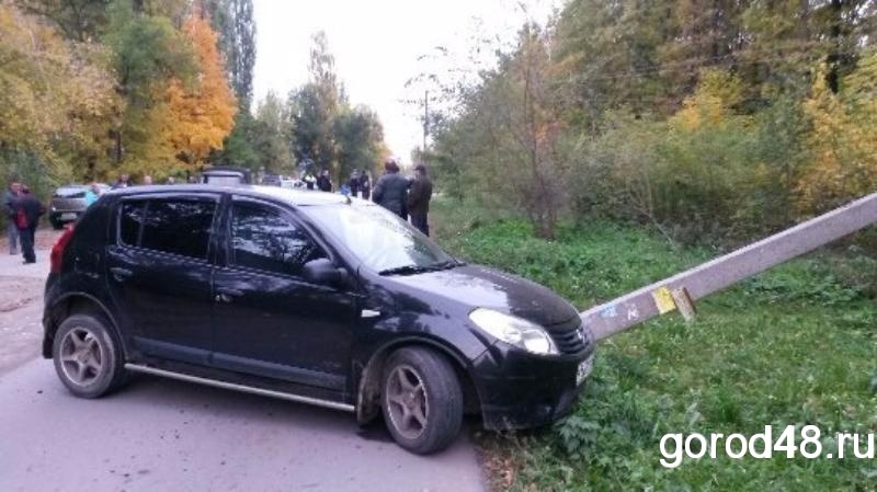 Водитель на «Рено» сбил в Липецке столб Водитель на «Рено» сбил в Липецке столб