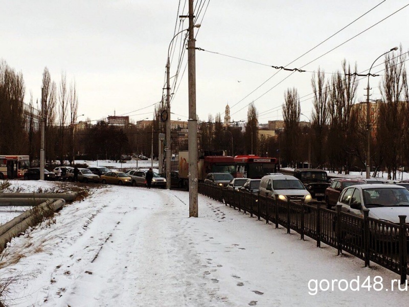 Из-за ремонта Петровского моста изменена работа светофоров Из-за ремонта Петровского моста изменена работа светофоров