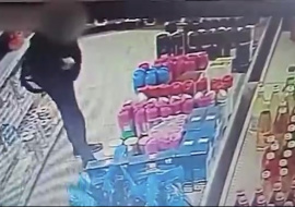 Грабёж в магазине на улице Октябрьской записала камера видеонаблюдения
