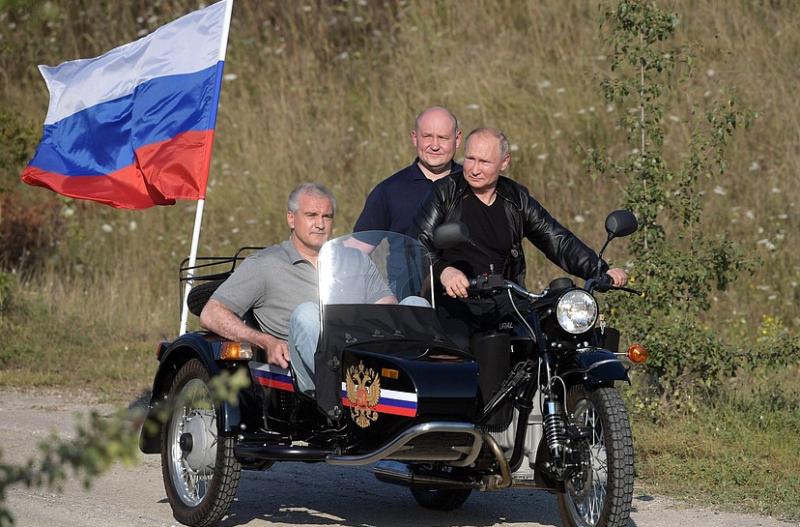 Липецкий депутат обеспокоился опасной ездой Владимира Путина на мотоцикле Липецкий депутат обеспокоился опасной ездой Владимира Путина на мотоцикле