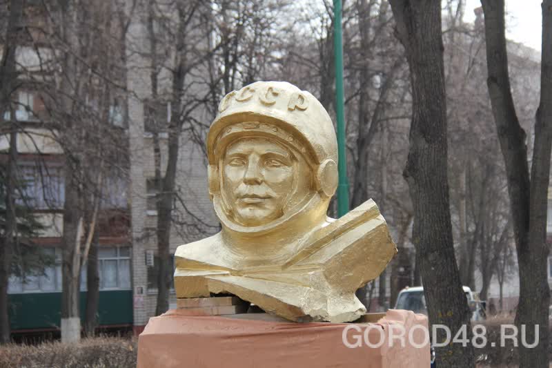 Установили бюст. Бюст Гагарина Липецк. Памятник Гагарина в Липецке. Памятник Гагарину Липецк город 48. Памятники ул. Гагарина Липецк.