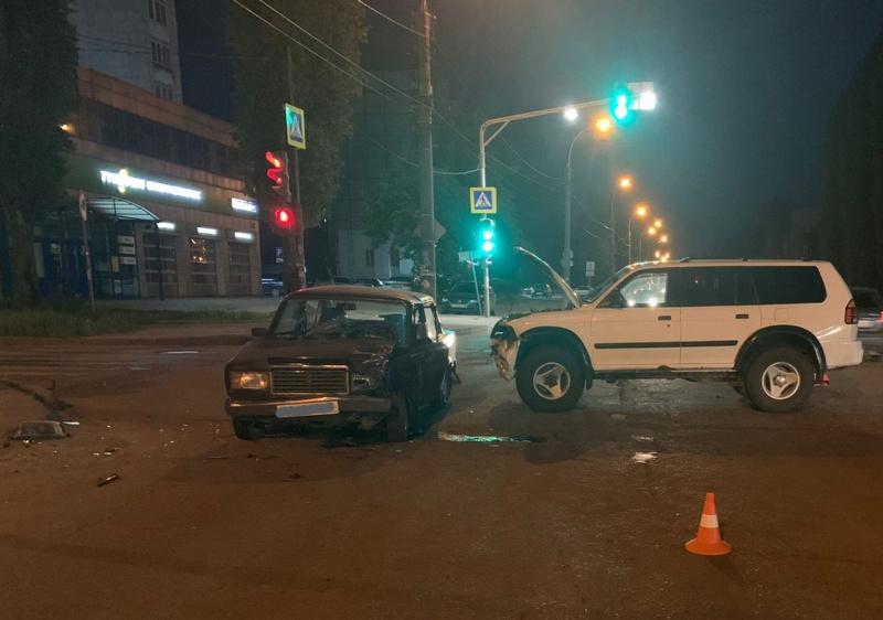 В Липецке столкнулись «Митсубиси» и «ВАЗ», пострадал 30-летний водитель