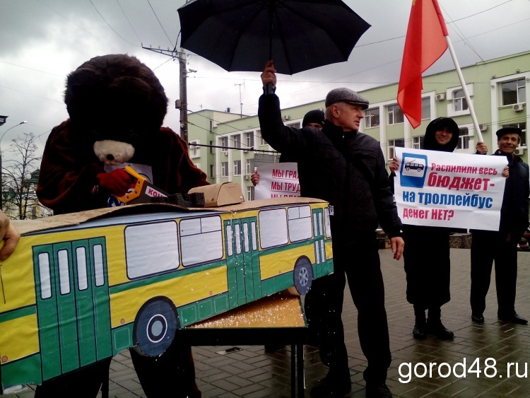 Напротив администрации Липецка распилили троллейбус Напротив администрации Липецка распилили троллейбус
