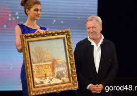 Сергею Шакурову подарили картину с видами Липецка, а Нонну Гришавеву забросали цветами