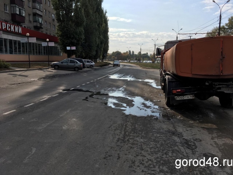 Улицу Циолковского в Липецке вчера залило фекалиями Улицу Циолковского в Липецке вчера залило фекалиями