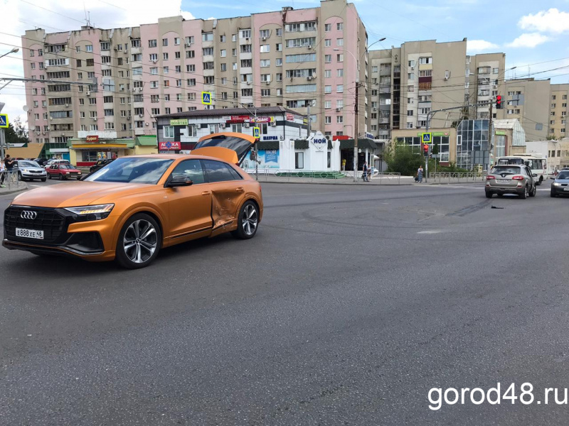 Дорогостоящий автомобиль попал в ДТП на перекрёстке улиц Неделина и Горького Дорогостоящий автомобиль попал в ДТП на перекрёстке улиц Неделина и Горького