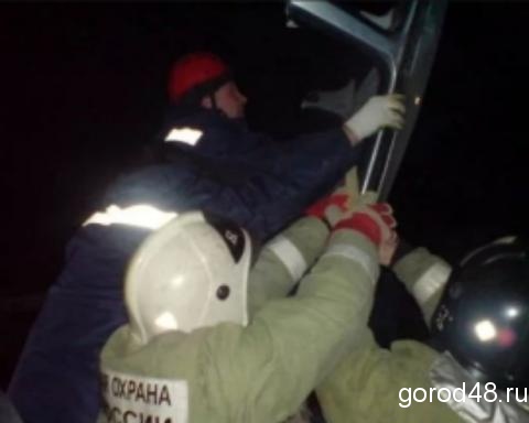 В пригородах Липецка опрокинулся «ВАЗ», а «Рено» врезался в столб В пригородах Липецка опрокинулся «ВАЗ», а «Рено» врезался в столб